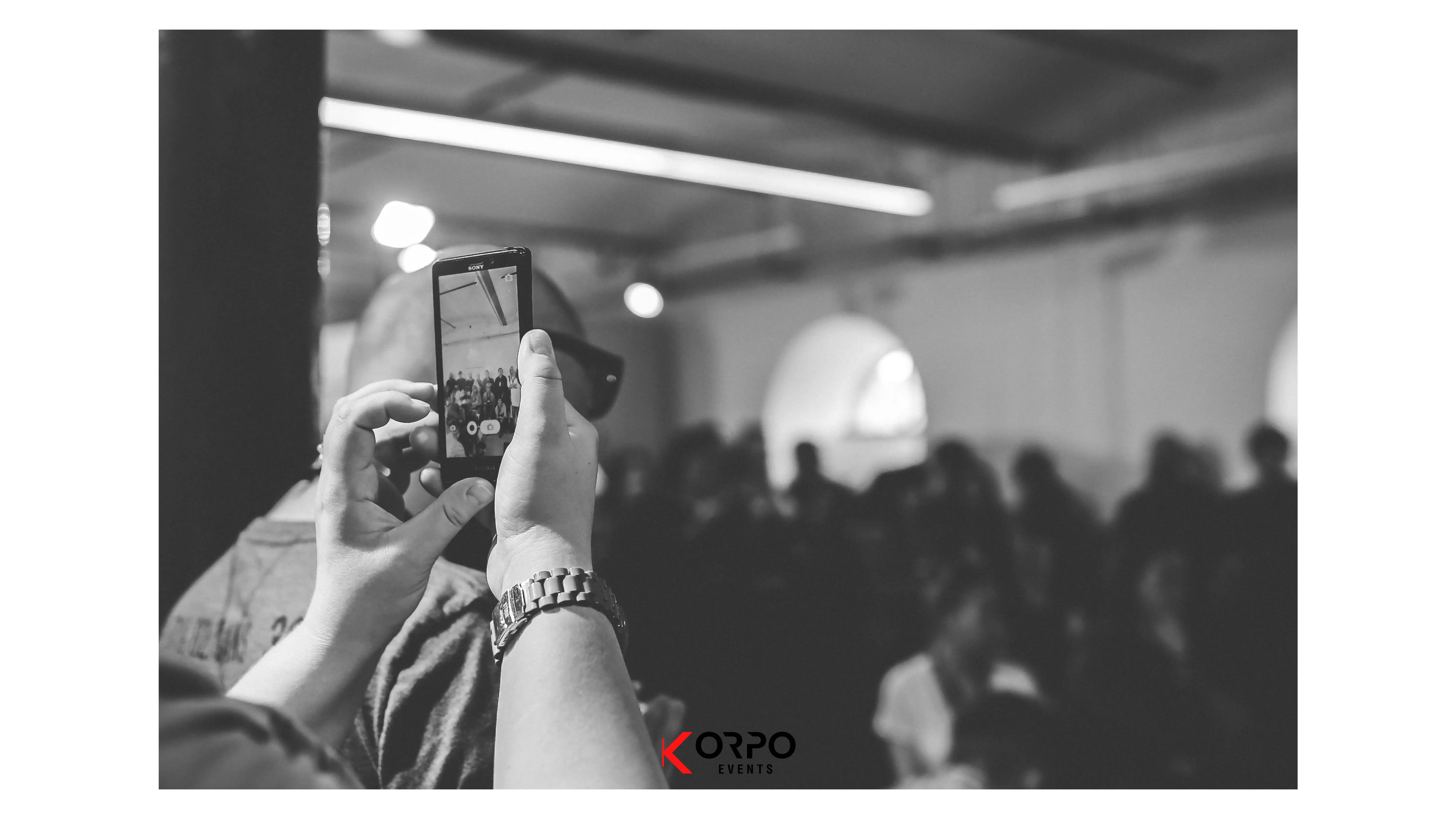 Asistente profesional documentando eventos corporativos en Madrid - Korpo Events